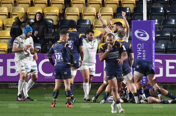 191220 - Worcester v Ospreys - European Rugby Challenge Cup - Ospreys players celebrate at the end of the game