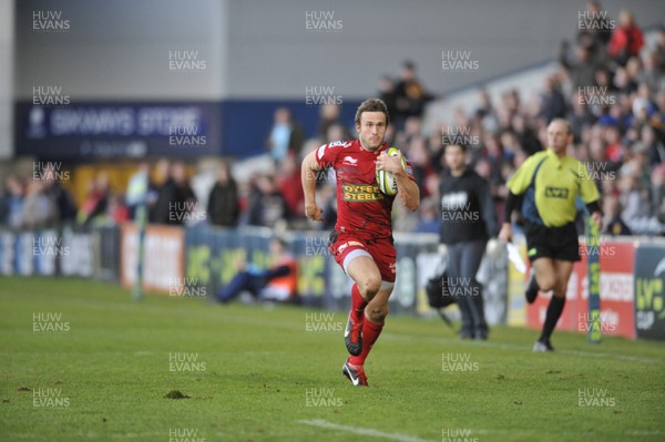 101112 Worcester v Scarlets - LV= Cup - Scarlet's Andy Fenby makes a break 