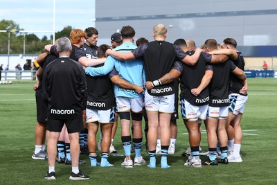 050926 - Worcester Warriors v Cardiff Rugby - Preseason Friendly - Forwards of Cardiff huddle before kick off