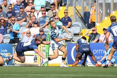 050926 - Worcester Warriors v Cardiff Rugby - Preseason Friendly - Cam Winnett of Cardiff passes out of the tackle of Hallam Chapman of Worcester Warriors