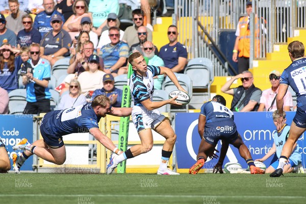 050926 - Worcester Warriors v Cardiff Rugby - Preseason Friendly - Cam Winnett of Cardiff passes out of the tackle of Hallam Chapman of Worcester Warriors