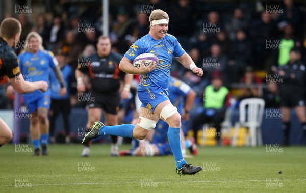 071219 - Worcester Warriors v Dragons - European Rugby Challenge Cup - Aaron Wainwright of Dragons breaks through to run in and score a try