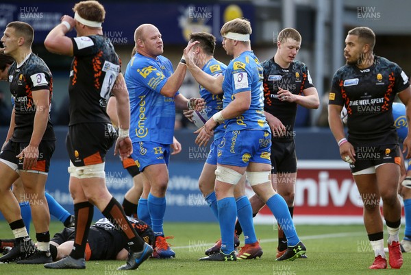 071219 - Worcester Warriors v Dragons - European Rugby Challenge Cup - Aaron Wainwright of Dragons celebrates scoring a try with Brok Harris