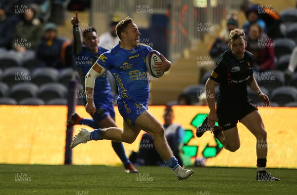071219 - Worcester Warriors v Dragons - European Rugby Challenge Cup - Luke Baldwin of Dragons runs in to score a try