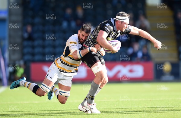 201018 - Worcester Warriors v Ospreys - European Rugby Challenge Cup - Rob McCusker of Ospreys is tackled by Matt Cox of Worcester Warriors