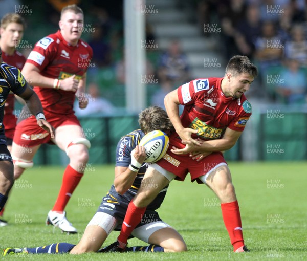 180812 - Worcester v Scarlets - Pre Season Friendly -  Scarlets' Dan Newton, right, is stripped of the ball by Worcester's Ben Howard   