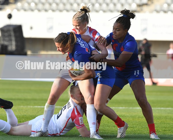 210122 - England v France Women - HSBC World Rugby Sevens Series -  France�s Valentine Lothoz is tackled by Grace Crompton