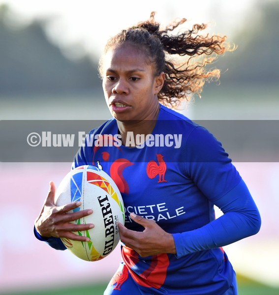 210122 - England v France Women - HSBC World Rugby Sevens Series -  France’s Yolaine Yengo breaks for the line