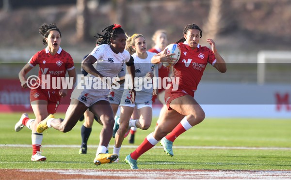 210122 - Canada v USA Women - HSBC World Rugby Sevens Series -  Canada�s Olivia Apps tries to outrun Naya Tapper