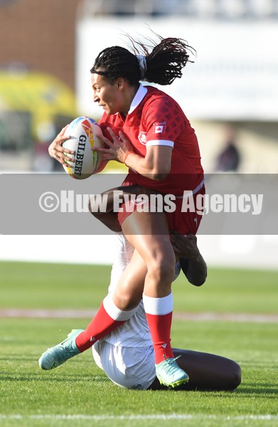 210122 - Canada v USA Women - HSBC World Rugby Sevens Series -  Canada�s Olivia Apps is tackled by Naya Tapper