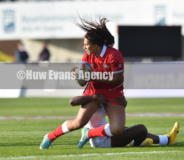 210122 - Canada v USA Women - HSBC World Rugby Sevens Series -  Canada�s Olivia Apps is tackled by Naya Tapper