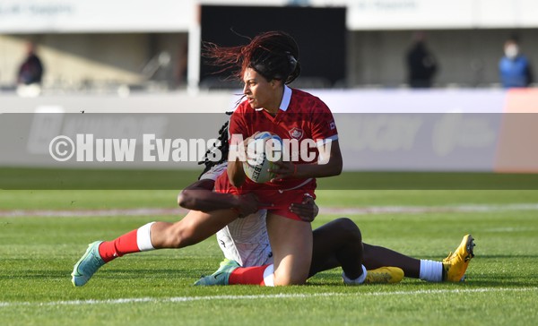 210122 - Canada v USA Women - HSBC World Rugby Sevens Series -  Canada’s Olivia Apps is tackled by Naya Tapper