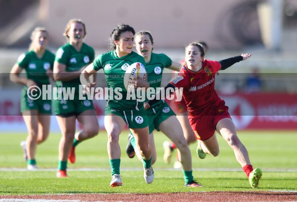 210122 - Ireland v Spain Women - HSBC World Rugby Sevens Series -  Ireland’s Lucy Mulhall tries to avoid Spain’s Beatriz Dominguez Sanchez