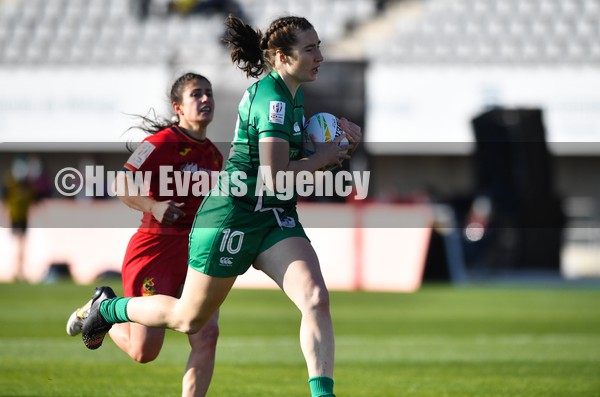 210122 - Ireland v Spain Women - HSBC World Rugby Sevens Series -  Ireland’s Eve Higgins runs in to score try