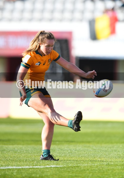 210122 - Australia v Belgium Women - HSBC World Rugby Sevens Series -  Australia’s Tia Hinds kicks