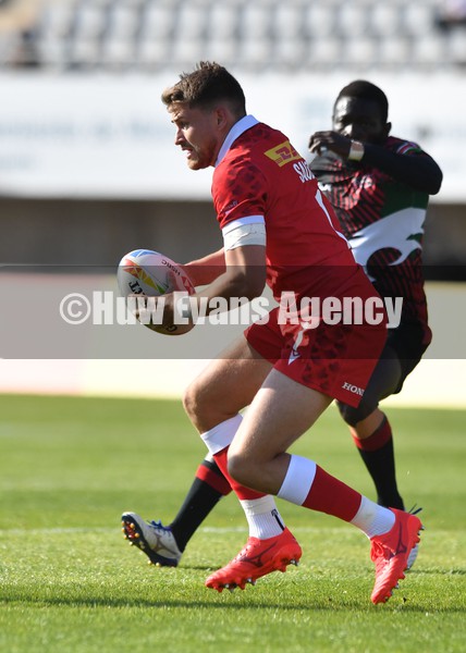 210122 - Canada v Kenya - HSBC World Rugby Sevens Series -  Canada’s Theo Sauder looks for space