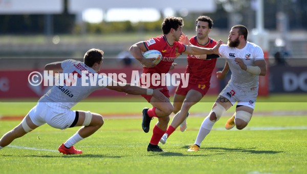 210122 - Spain v USA - HSBC World Rugby Sevens Series -  Spain’s Josep Serres tries to evade tackles by Joe Schroeder(lt) and Steve Tomasin 