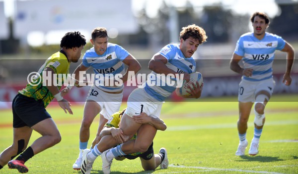 210122 - Argentina v Jamaica - HSBC World Rugby Sevens Series -  Argentina’s Rodrigo Isgro tries to find a way through