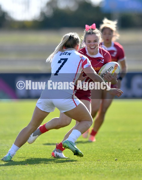 210122 - England v Russia Women- HSBC World Rugby Sevens Series -  Russia’s Alena Tiron takes on Emma Uren