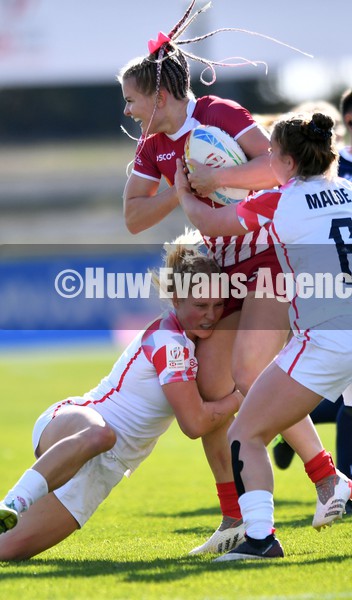 210122 - England v Russia Women- HSBC World Rugby Sevens Series -  Russia’s Alena Tiron is tackled by Emma Uren(lt) and Alicia Maude