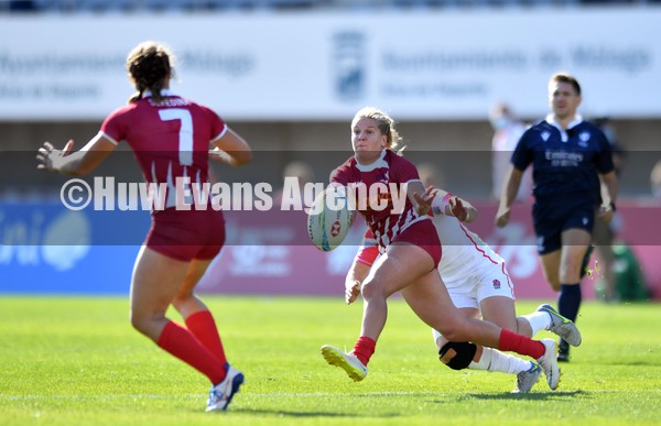210122 - England v Russia Women- HSBC World Rugby Sevens Series -  Russia’s Snezhanna Kulkova is tackled by Megan Jones