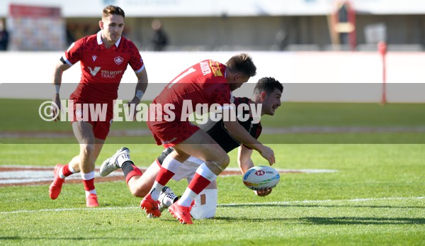 220122 - Canada v Wales - HSBC World Rugby Sevens Series -  Wales� Owen Jenkins passes as Canada�s Theo Sauder tackles
