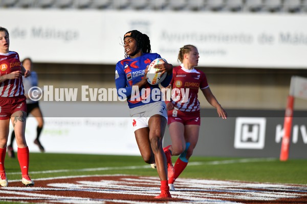 220122 - France v Russia Women  - HSBC World Rugby Sevens Series -  France's Coralie Bertrand scores try
