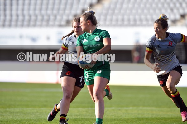 220122 - Belgium v Ireland Women - HSBC World Rugby Sevens Series -  Ireland’s Stacey Flood looks for an opening