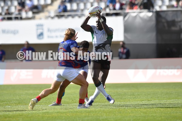220122 - France v Kenya - HSBC World Rugby Sevens Series -  Kenya’s Billy Odhiambo throws the ball over Stephen Parez