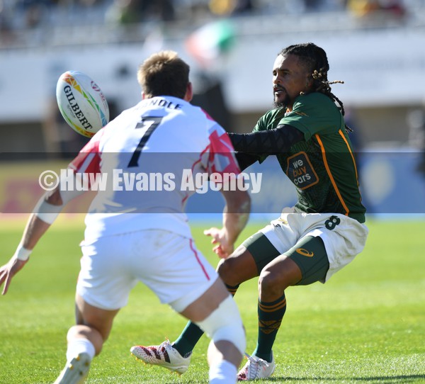 220122 - England v South Africa - HSBC World Rugby Sevens Series -  South Africa’s Selvyn Davids passes as Callum Randle closes
