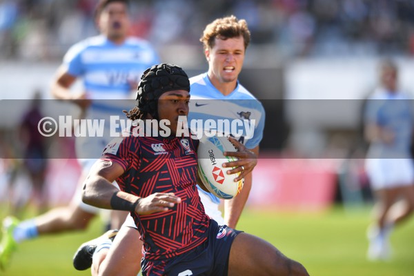 220122 - Argentina v USA - HSBC World Rugby Sevens Series -  USA’s Kevon Williams slides in to score try past Tomas Elizalde