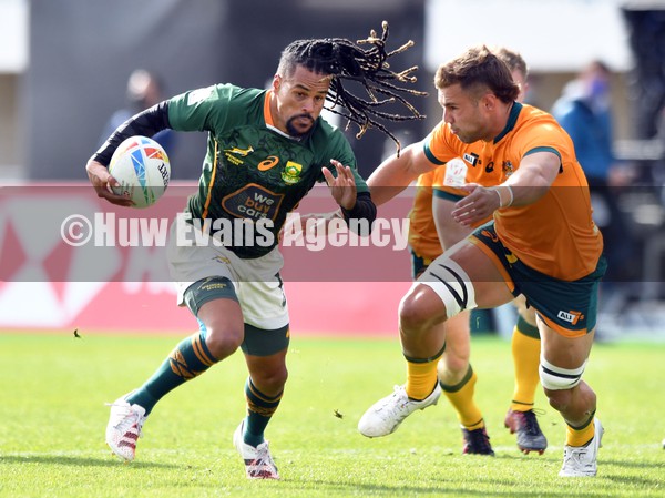 230122 - Australia v South Africa- HSBC World Rugby Sevens Series -  South Africa’s Selvyn Davids takes on Nathan Lawson