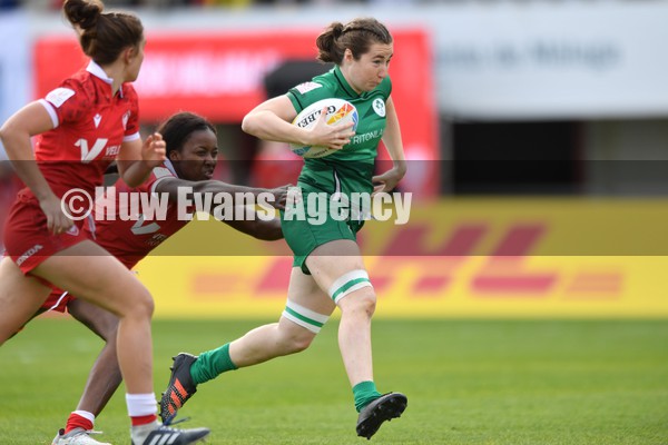 230122 - Canada v Ireland Women- HSBC World Rugby Sevens Series -  Ireland’s Eve Higgins beats tackle by Chloe Daniels and Pam Buisa to score try