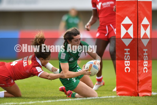 230122 - Canada v Ireland Women- HSBC World Rugby Sevens Series -  Ireland’s Amee-Leigh Murphy Crowe scores try despite a tackle by Breanne Nicholas