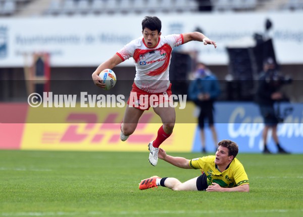 230122 - Jamaica v Japan - HSBC World Rugby Sevens Series -  Japan’s Shun Tomonaga beats tackle by Rhodri Adamson