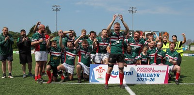 090526 - Wrexham 2nd XV - Admiral National League 3 North East Trophy Presentation - Wrexham celebrate winning the league