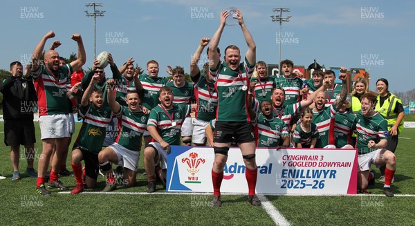 090526 - Wrexham 2nd XV - Admiral National League 3 North East Trophy Presentation - Wrexham celebrate winning the league