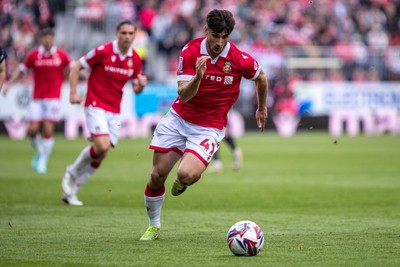260425 - Wrexham v Charlton Athletic - Sky Bet League 1 - Ryan Longman of Wrexham AFC carries the ball