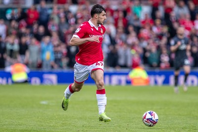 260425 - Wrexham v Charlton Athletic - Sky Bet League 1 - Ryan Longman of Wrexham AFC carries the ball forwards