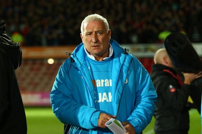 011218  Wrexham AFC v Newport County - Emirates FA Cup - Round 2 -  Assistant Manager of Wrexham Graham Barrow takes charge of the game   