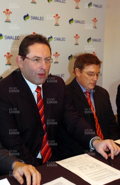 06.01.09-Wales Under 20s Press Conference and Womens Six Nations Phil Davies names Welsh Squad for Under 20 Six Nations, at the Millennium Stadium with him is Womens head coach Jason Lewis. 