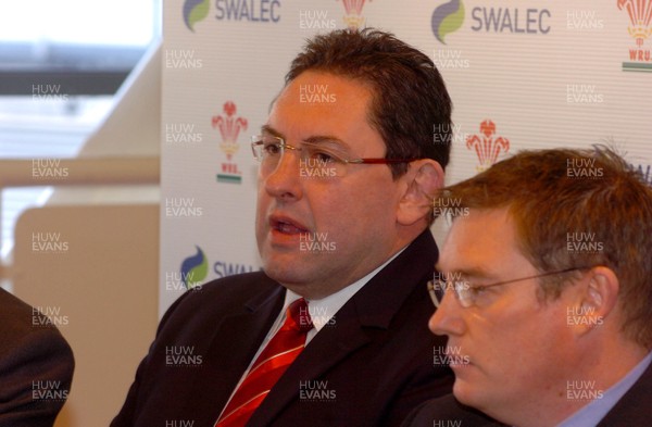 06.01.09-Wales Under 20s Press Conference and Womens Six Nations Phil Davies names Welsh Squad for Under 20 Six Nations, at the Millennium Stadium with him is Womens head coach Jason Lewis. 