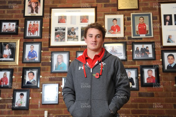 061113 - Wales Rugby Players Back to School - Jonathan Davies during a visit to his old school Ysgol Dyffryn Taf in Whitland