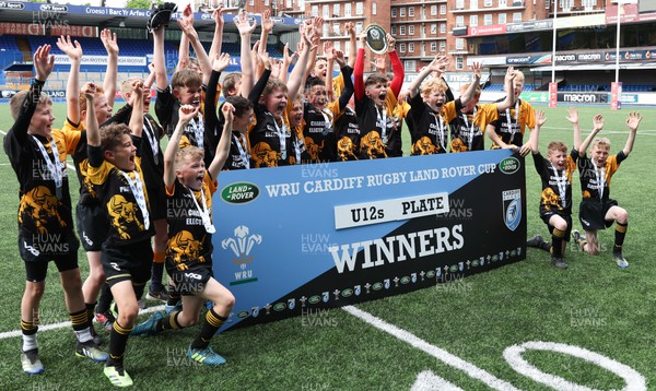 220522 - WRU Cardiff Rugby Land Rover Cup Finals Day - Builth Wells, celebrate winning the U12s Plate Final