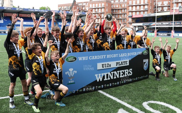 220522 - WRU Cardiff Rugby Land Rover Cup Finals Day - Builth Wells, celebrate winning the U12s Plate Final