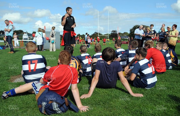 180813 - WRU - Admiral Festival of Rugby -Ryan Jones of Wales talks to young rugby players during a Q&A session at the Admiral Festival Of Rugby