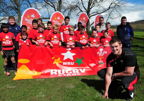 10412- WRU Rugby Stars, Rugby Camp, Monmouth RFCDan Lydiate with youngsters and coaches at WRU Rugby Stars, Monmouth RFC