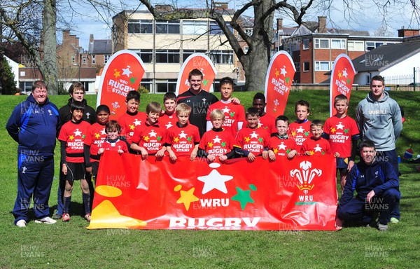 10412- WRU Rugby Stars, Rugby Camp, Monmouth RFCDan Lydiate with youngsters and coaches at WRU Rugby Stars, Monmouth RFC