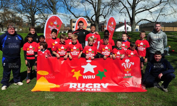 10412- WRU Rugby Stars, Rugby Camp, Monmouth RFCDan Lydiate with youngsters and coaches at WRU Rugby Stars, Monmouth RFC