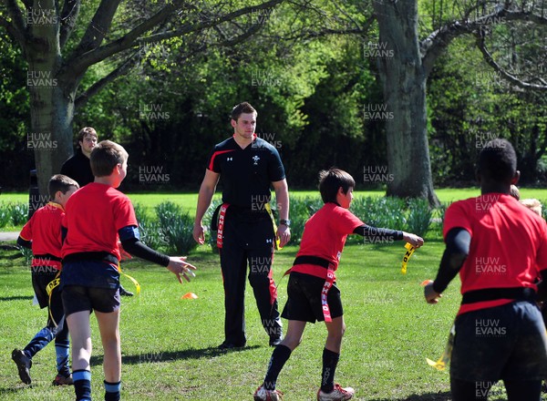 10412- WRU Rugby Stars, Rugby Camp, Monmouth RFCDan Lydiate joins in on the games